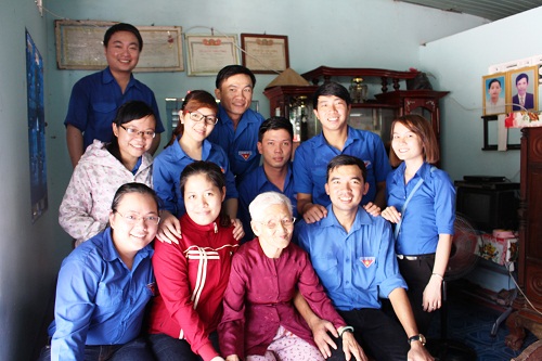 3 Chi đoàn thuộc Đoàn khối cơ quan huyện Bàu Bàng tổ chức đoàn đến thăm mẹ Việt Nam Anh Hùng Trương Thị Liên