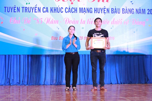 Hội thi tuyên truyền ca khúc cách mạng huyện Bàu Bàng năm 2016 với chủ đề “85 năm – Đoàn ta tiến bước dưới cờ Đảng”.