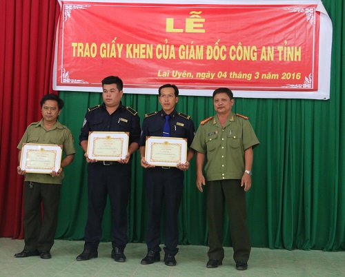 Công an tỉnh Bình Dương và huyện Bàu Bàng khen thưởng đột xuất cho 1 tập thể và 18 cá nhân