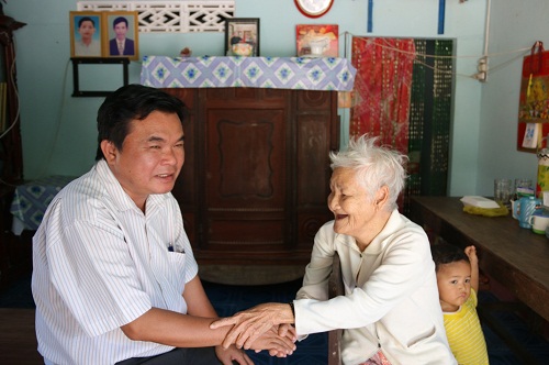 Ngân hàng nông nghiệp và phát triển nông thôn thăm tặng quà và phụng dưỡng 03 Mẹ Việt Nam Anh Hùng trên địa bàn huyện