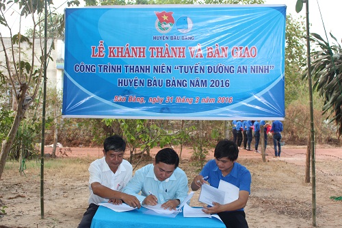 Huyện đoàn Bàu Bàng bàn giao công trình thanh niên “Tuyến đường an ninh” cho xã Lai Hưng