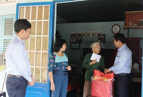 Thăm tặng quà mẹ Việt Nam Anh Hùng và các gia đình chính sách trên địa bàn huyện