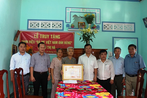 Tổ chức truy tặng danh hiệu bà mẹ Việt Nam Anh Hùng cho mẹ Võ Thị Nà tại xã Long Nguyên