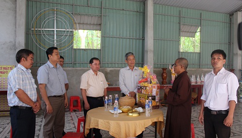 Thăm tặng quà các cơ sở phật giáo nhân dịp Đại lễ Phật đản (Phật lịch 2560 – Dương lịch 2016)