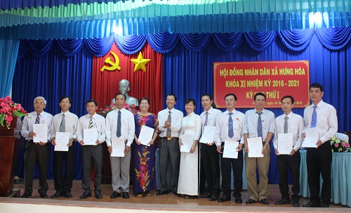 Xã Hưng Hòa tổ chức kỳ họp thứ nhất HĐND xã, khóa XI, nhiệm kỳ 2016-2021 bầu các chức danh chủ chốt HĐND và UBND xã