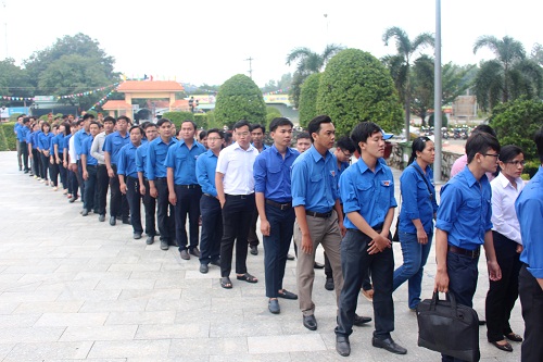 Đoàn thanh niên huyện Bàu Bàng thắp hương tưởng niệm tại Tượng đài chiến thắng Bàu Bàng