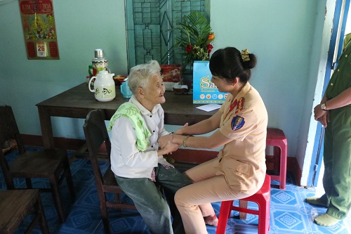 Huyện Đoàn Bàu Bàng đã tới thăm, tặng quà cho 4 Mẹ Việt Nam anh hùng