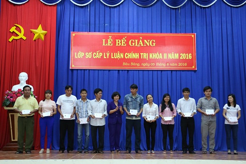 Huyện Bàu Bàng bế giảng khóa sơ cấp lý luận chính trị khóa II năm 2016