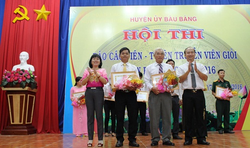 Trao giải Hội thi Báo cáo viên – Tuyên truyền viên giỏi huyện Bàu Bàng năm 2016