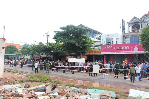 Tổ chức tháo dỡ các công trình vi phạm để xây dựng Trạm Y tế xã Hưng Hòa