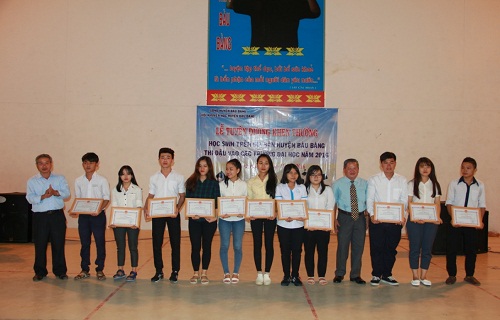 Hội Khuyến học Bàu Bàng tổ chức lễ khen thưởng cho các em học sinh đậu đại học năm học 2016