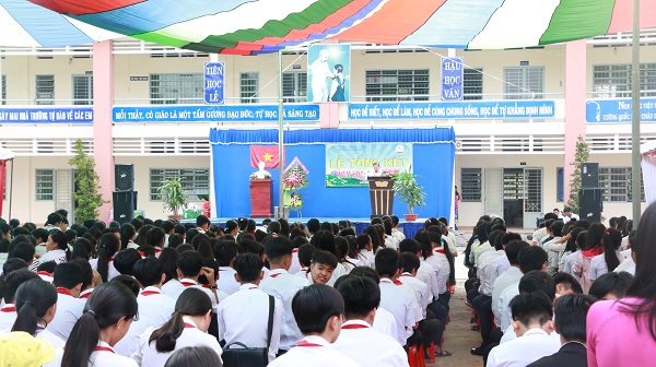 Trường Trung Học Cơ Sở (THCS) Lai Uyên long trong tổ chức lễ tổng kết năm học 2016 – 2017