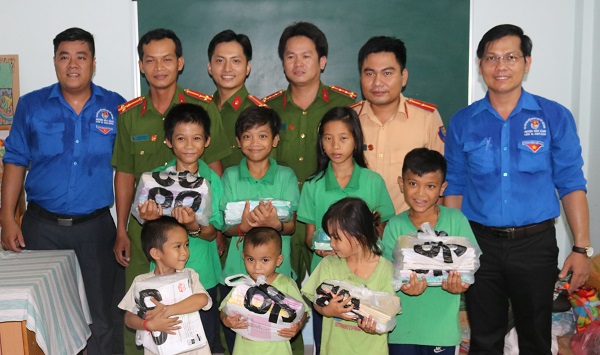 Huyện Đoàn Bàu Bàng tổ chức nhiều hoạt động thăm tặng quà cho học sinh có hoàn cảnh khó khăn nhân dịp năm học mới
