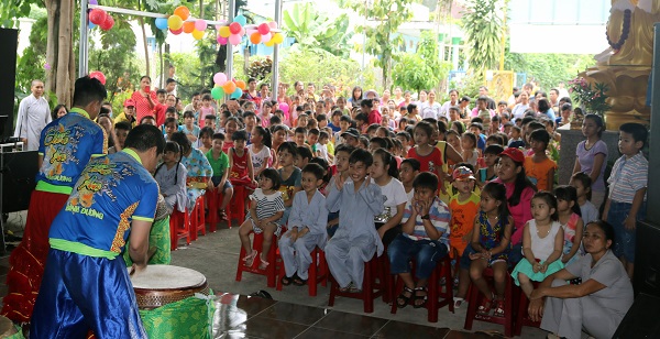 Tổ chức chương trình “Đêm trăng Yêu thương” tại chùa Linh Quang.