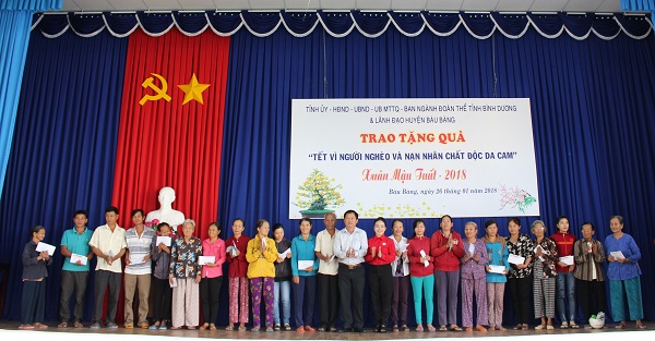 Hội Chữ thập đỏ huyện Bàu Bàng trao tặng quà tết vì người nghèo và nạn nhân da cam năm 2018