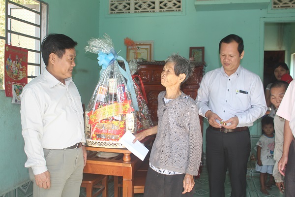 Đoàn lãnh đạo tỉnh, huyện thăm và tặng quà nhân dịp Tết Nguyên Đán