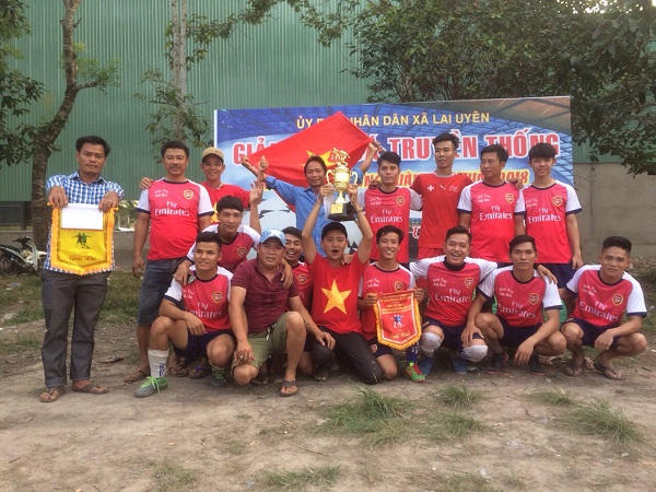 Đội Ấp Xà Mách đoạt cúp vô địch giải bóng đá mừng Đảng mừng Xuân xã Lai Uyên năm 2018