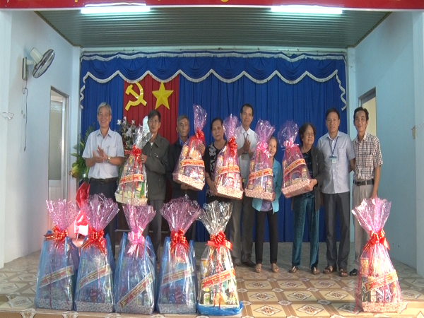 Huyện Bàu Bàng trao tặng quà tại 02 xã Tân Hưng, Trừ Văn Thố