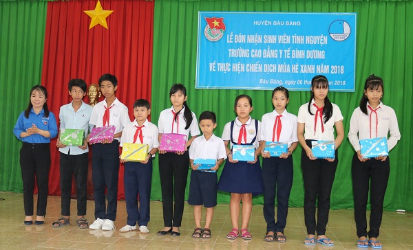 Huyện Bàu Bàng tổ chức Lễ tiếp nhận đội thanh niên tình nguyện hè trường Cao đẳng y tế Bình Dương