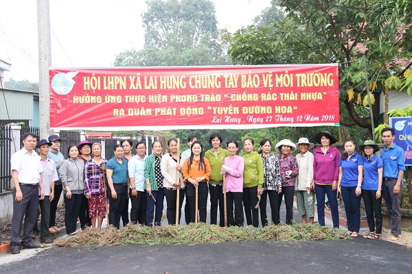 Hội LHPN xã Lai Hưng ra quân phát động “Tuyến đường hoa phụ nữ” năm 2018
