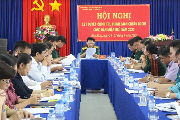 Hội đồng Nghĩa vụ quân sự huyện Bàu Bàng họp xét duyệt chính trị, chính sách để chuẩn bị cho công tác tuyển chọn gọi công dân nhập ngũ năm 2020