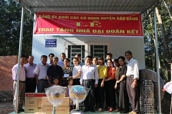 Huyện Bàu Bàng trao nhà đại đoàn kết tại hai xã Lai Hưng và Trừ Văn Thố